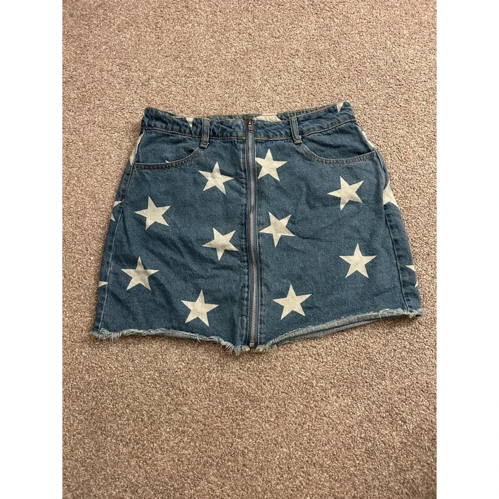 Le Lis Star Print Denim Mini Skirt Womens Medium Blue Excellent Full Zip Raw Hem